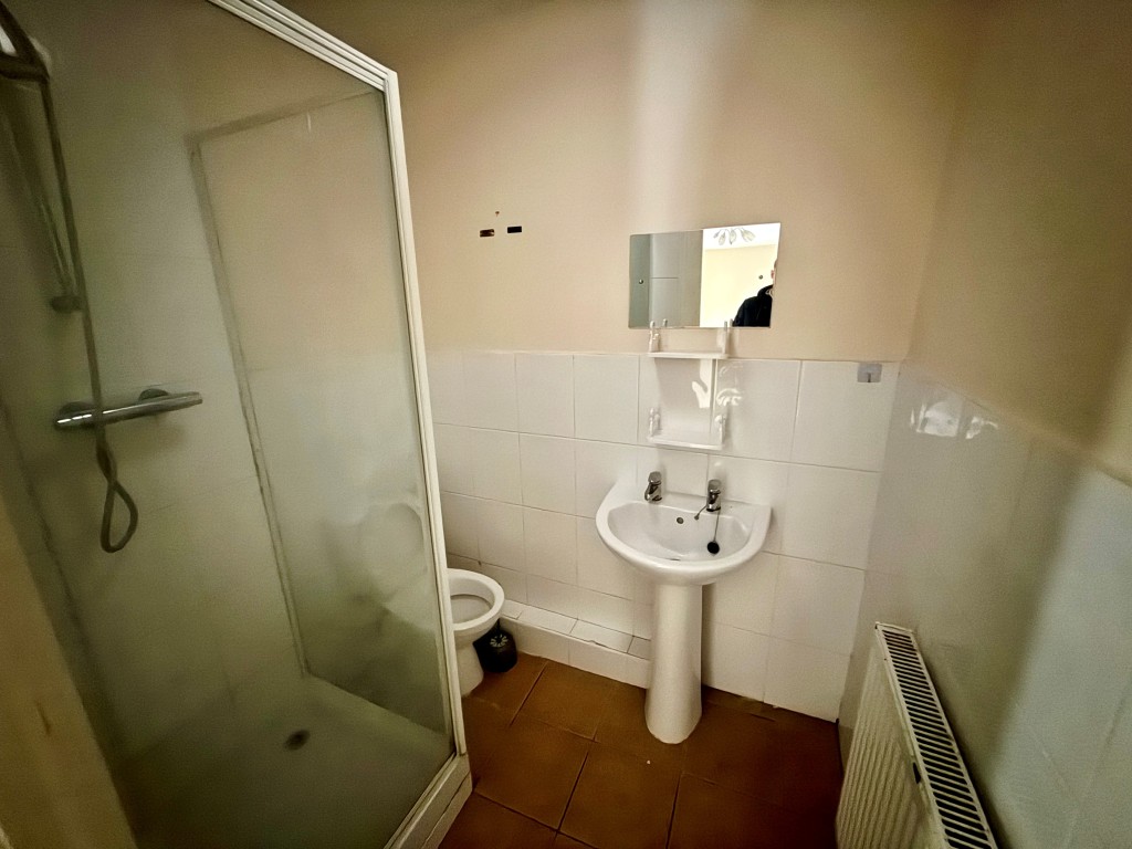 Lot: 88 - VACANT FOUR STOREY PROPERTY IN TOWN CENTRE - Maisonette - second floor- bedroom four